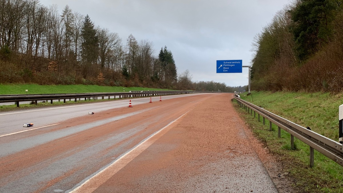 POL-VK: Verlorene Kakaobohnenschalen auf der BAB8, in Höhe der Anschlussstelle Schwarzenholz. - Foto: presseportal.de
