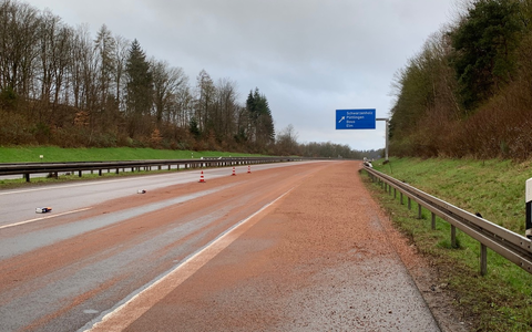 POL-VK: Verlorene Kakaobohnenschalen auf der BAB8, in Höhe der Anschlussstelle Schwarzenholz. - Foto: presseportal.de