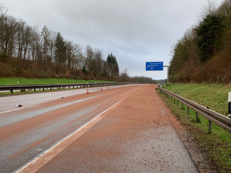 POL-VK: Verlorene Kakaobohnenschalen auf der BAB8, in Höhe der Anschlussstelle Schwarzenholz. - Foto: presseportal.de
