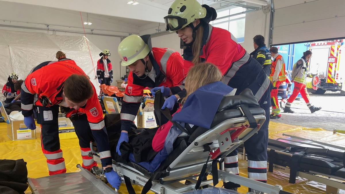 FW-M: Rettungsdiensteinheiten üben gemeinsam (Bogenhausen) - Foto: presseportal.de