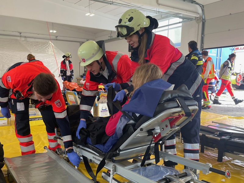 FW-M: Rettungsdiensteinheiten üben gemeinsam (Bogenhausen) - Foto: presseportal.de