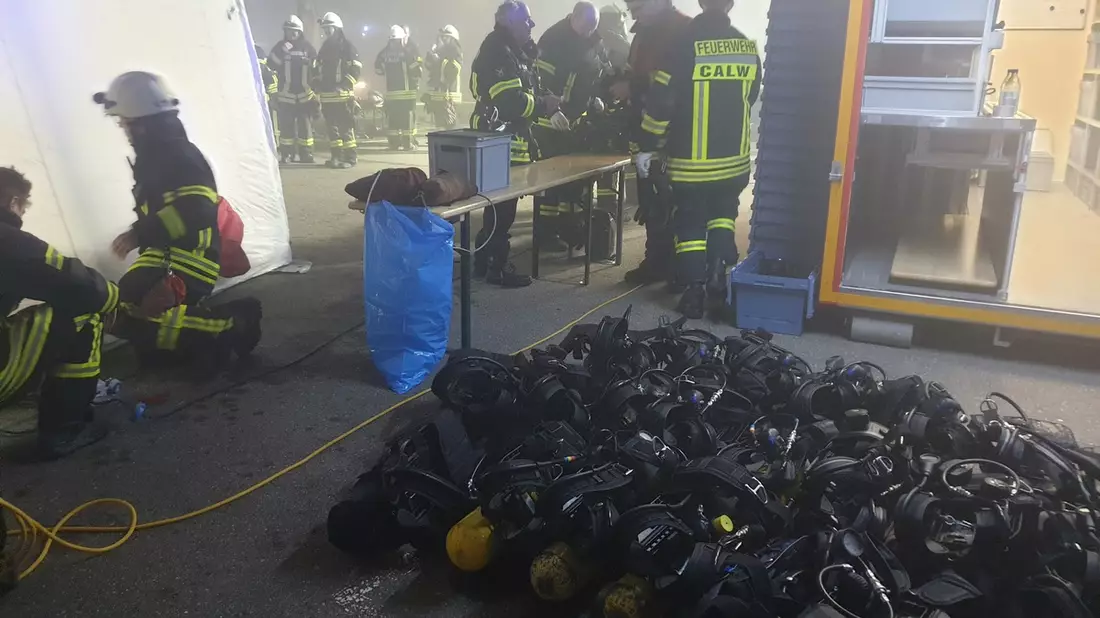 KFV-CW: Wohnhaus in Flammen - Feuerwehr mit Großaufgebot vor Ort - Bild: presseportal.de