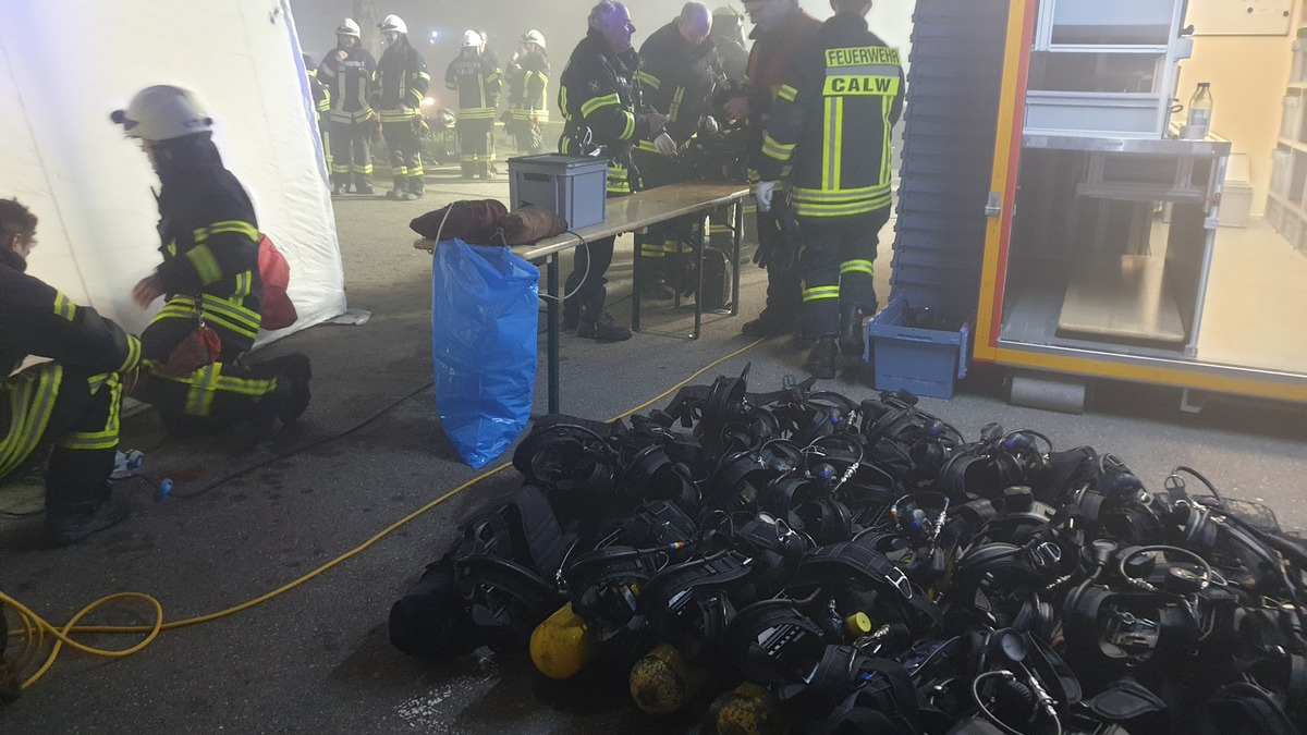 KFV-CW: Wohnhaus in Flammen - Feuerwehr mit Großaufgebot vor Ort - Foto: presseportal.de