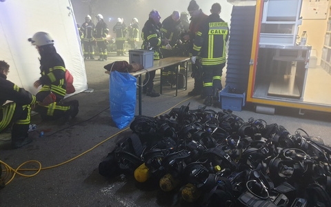 KFV-CW: Wohnhaus in Flammen - Feuerwehr mit Großaufgebot vor Ort - Foto: presseportal.de