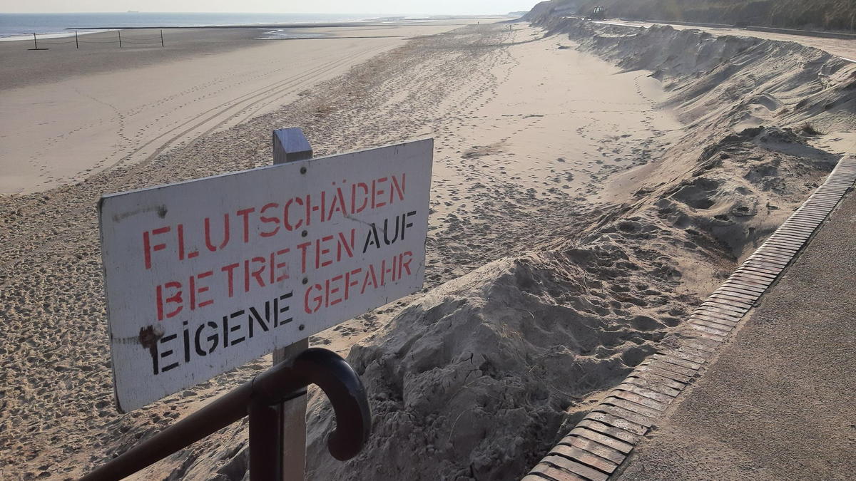 Die bisherige Sturmflutsaison hat auf einigen Nordseeinseln deutliche Schäden an den Badestränden angerichtet. - Foto: -/dpa