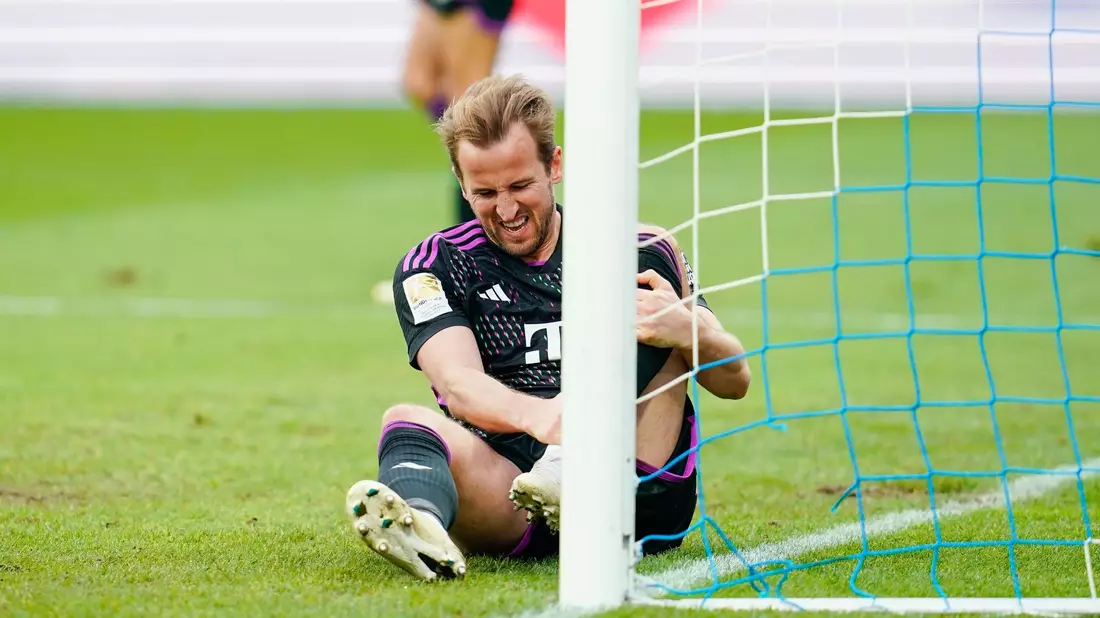 Bayerns Harry Kane ist beim Spiel gegen Darmstadt umgeknickt. - Bild: Uwe Anspach/dpa