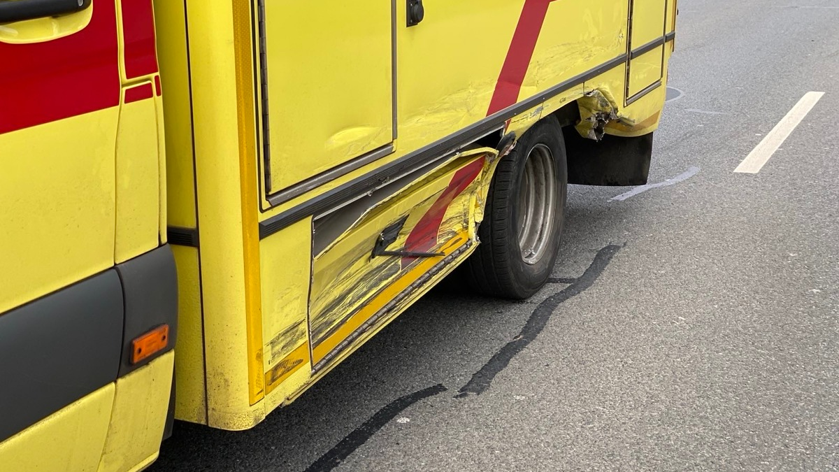 FW Dresden: Verkehrsunfall mit einem Rettungswagen - Foto: presseportal.de