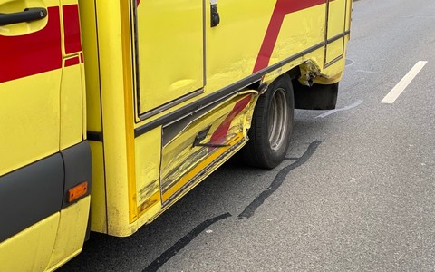 FW Dresden: Verkehrsunfall mit einem Rettungswagen - Foto: presseportal.de