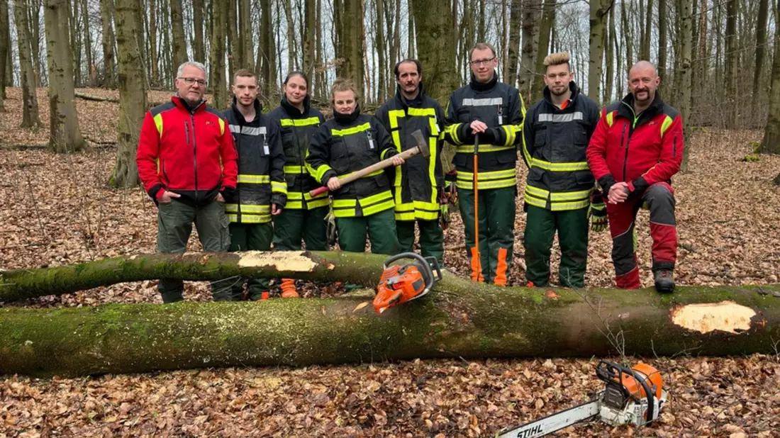 FW-EN: Ausbildung im Umgang mit der Motorkettensäge - Bild: presseportal.de