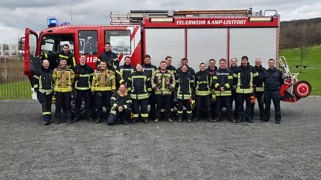 FW Dinslaken: Abschluss von zwei Kreis-Lehrgängen bei der Feuerwehr Dinslaken. - Bild: presseportal.de