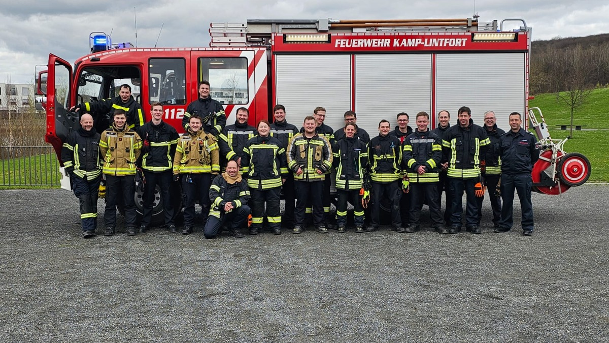 FW Dinslaken: Abschluss von zwei Kreis-Lehrgängen bei der Feuerwehr Dinslaken. - Foto: presseportal.de