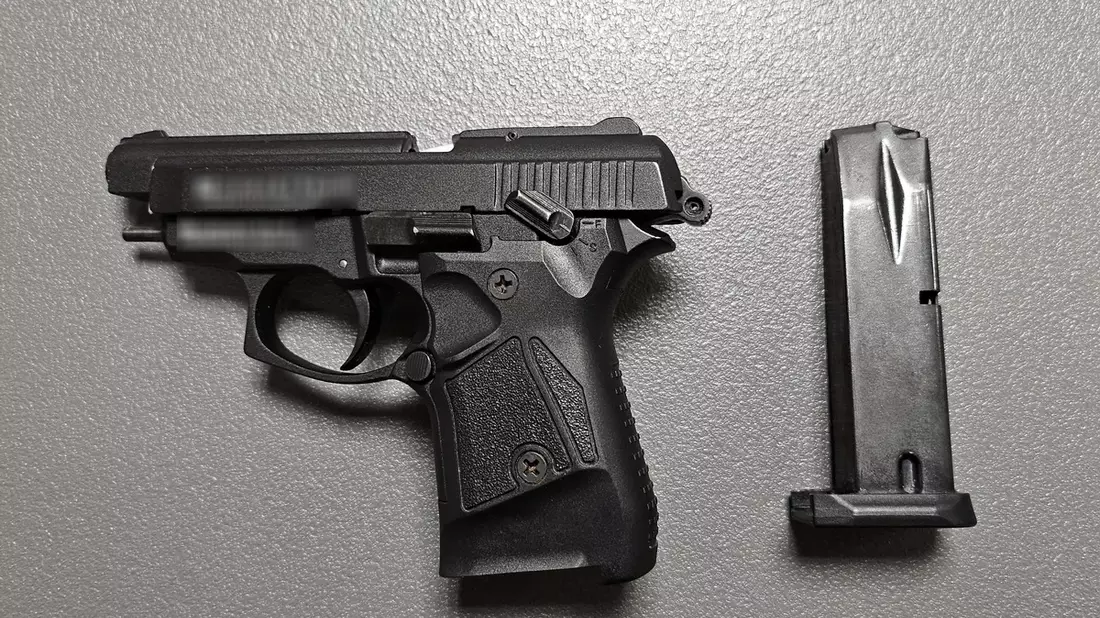 BPOL NRW: Fluchtversuch durch 19-Jährigen - Bundespolizei stellt Schreckschusspistole und Munition sicher - Bild: presseportal.de