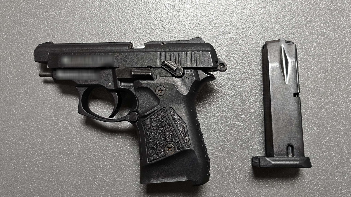 BPOL NRW: Fluchtversuch durch 19-Jährigen - Bundespolizei stellt Schreckschusspistole und Munition sicher - Foto: presseportal.de