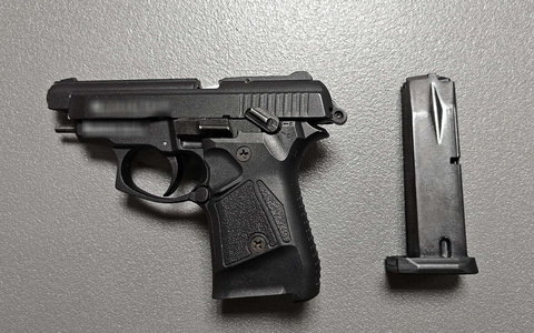 BPOL NRW: Fluchtversuch durch 19-Jährigen - Bundespolizei stellt Schreckschusspistole und Munition sicher - Foto: presseportal.de