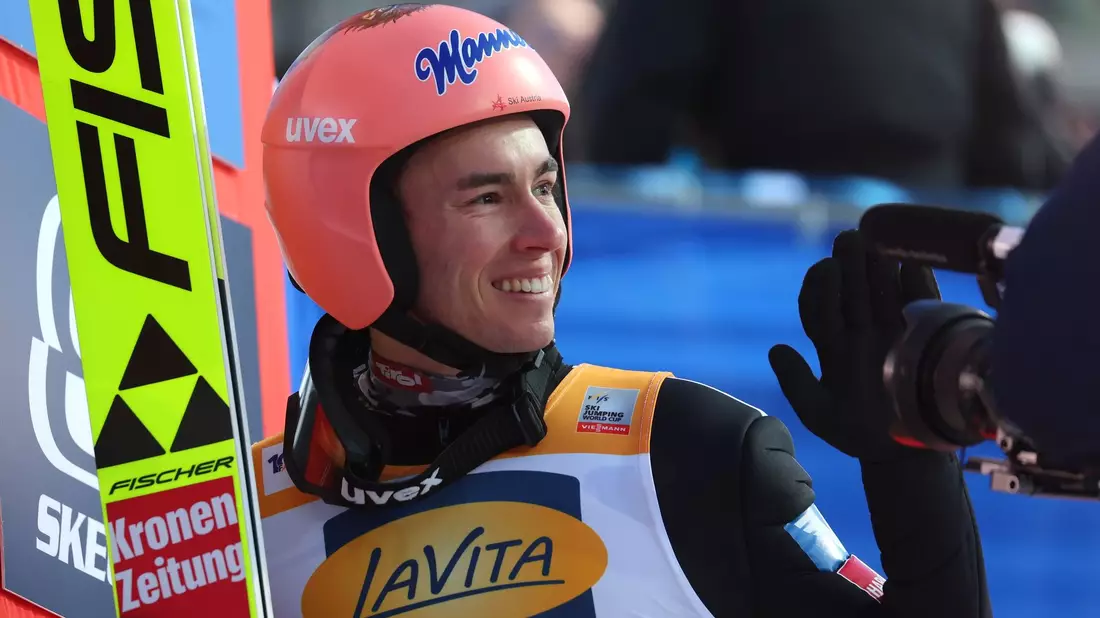 Hat zum dritten Mal nach 2016/17 und 2019/20 den Gesamtweltcup geholt: Skispringer Stefan Kraft aus Österreich. - Bild: Karl-Josef Hildenbrand/dpa