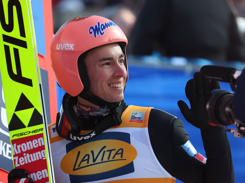 Hat zum dritten Mal nach 2016/17 und 2019/20 den Gesamtweltcup geholt: Skispringer Stefan Kraft aus Österreich. - Foto: Karl-Josef Hildenbrand/dpa