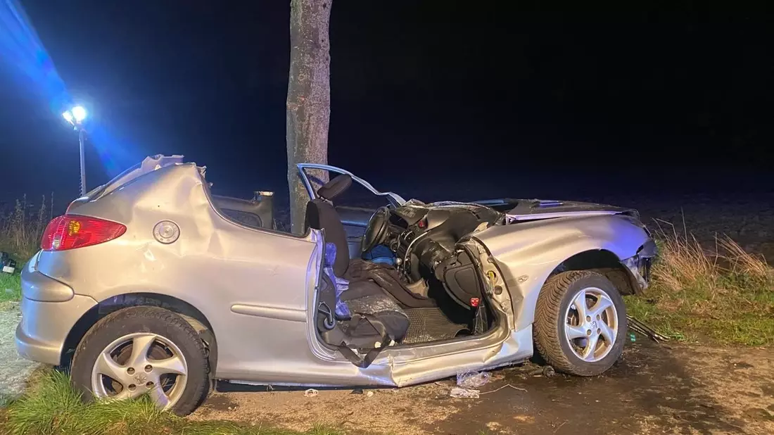 FW Bergheim: Zwei Verletzte nach Verkehrsunfall in Bergheim Beifahrerin wurde in Fahrzeug eingeklemmt - Bild: presseportal.de