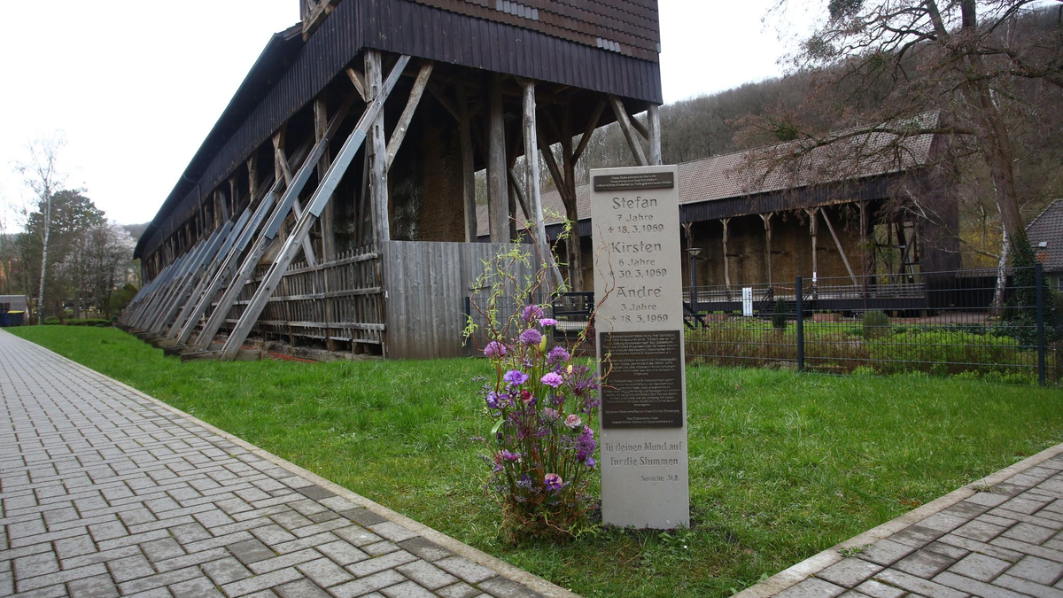 Eine Stele erinnert in dem niedersächsischen Kurort Bad Salzdetfurth an das Leid der Verschickungskinder. - Foto: Christian Behrens/Diakonie in Niedersachsen/dpa