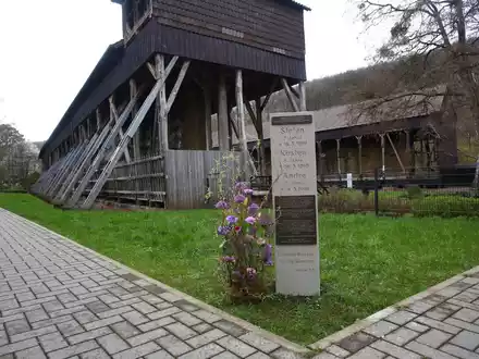 Eine Stele erinnert in dem niedersächsischen Kurort Bad Salzdetfurth an das Leid der Verschickungskinder. - Foto: Christian Behrens/Diakonie in Niedersachsen/dpa