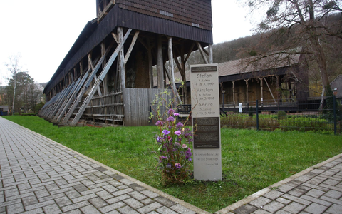 Eine Stele erinnert in dem niedersächsischen Kurort Bad Salzdetfurth an das Leid der Verschickungskinder. - Foto: Christian Behrens/Diakonie in Niedersachsen/dpa