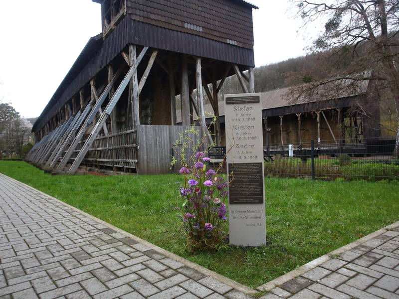 Eine Stele erinnert in dem niedersächsischen Kurort Bad Salzdetfurth an das Leid der Verschickungskinder. - Foto: Christian Behrens/Diakonie in Niedersachsen/dpa