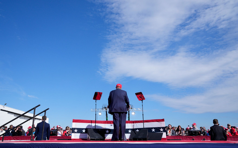 Donald Trump, ehemaliger US-Präsident und republikanischer Bewerber um die Präsidentschaftskandidatur, spricht bei einer Wahlkampfveranstaltung. - Foto: Jeff Dean/AP/dpa