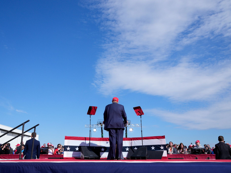 Donald Trump, ehemaliger US-Präsident und republikanischer Bewerber um die Präsidentschaftskandidatur, spricht bei einer Wahlkampfveranstaltung. - Foto: Jeff Dean/AP/dpa