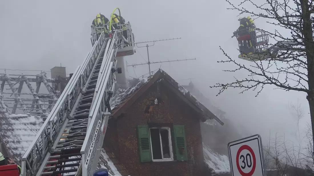 KFV-CW: Wohnhaus nach Brand einsturzgefährdet - Technisches Hilfswerk trägt Hausanbau ab - Bild: presseportal.de