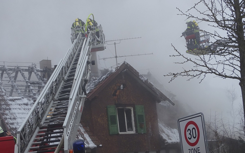 KFV-CW: Wohnhaus nach Brand einsturzgefährdet - Technisches Hilfswerk trägt Hausanbau ab - Foto: presseportal.de