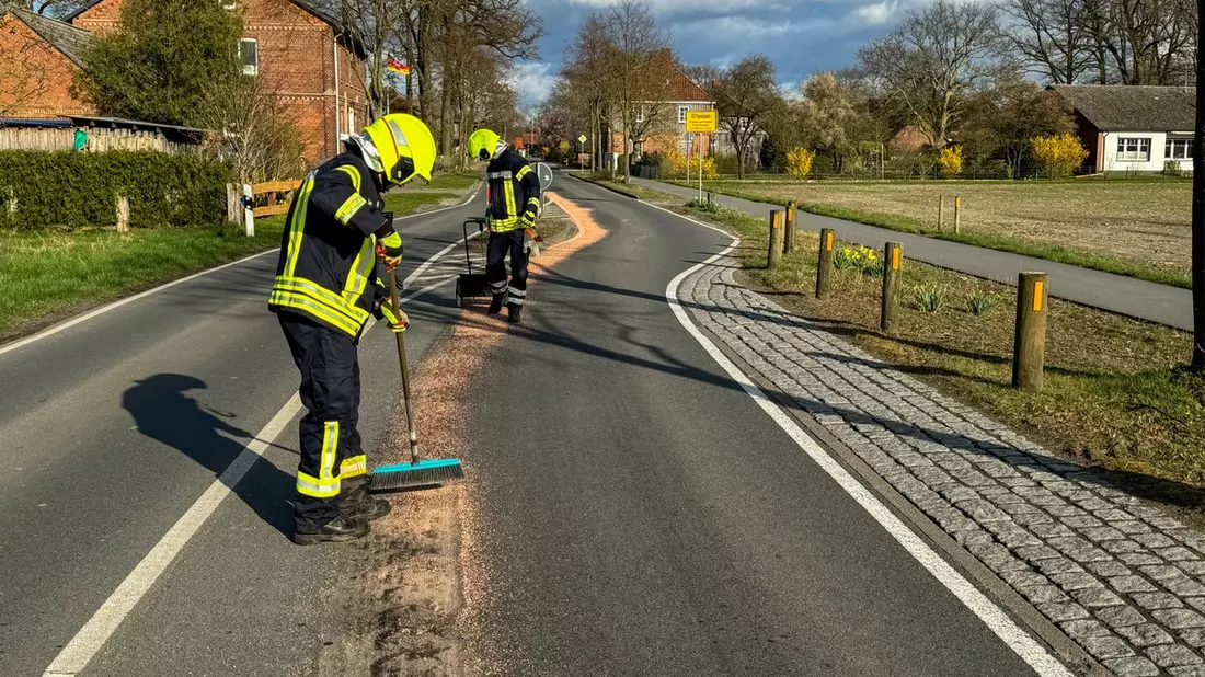 FW Flotwedel: Ortsfeuerwehr Offensen beseitigt Gefährdung durch Ölspur auf K50 - Bild: presseportal.de