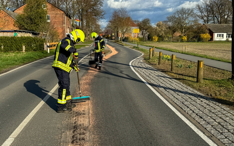 FW Flotwedel: Ortsfeuerwehr Offensen beseitigt Gefährdung durch Ölspur auf K50 - Foto: presseportal.de