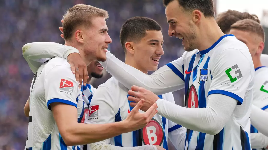 Marten Winkler (l) bejubelt seinen Treffer zum 4:2 mit Haris Tabakovic (r). - Bild: Soeren Stache/dpa