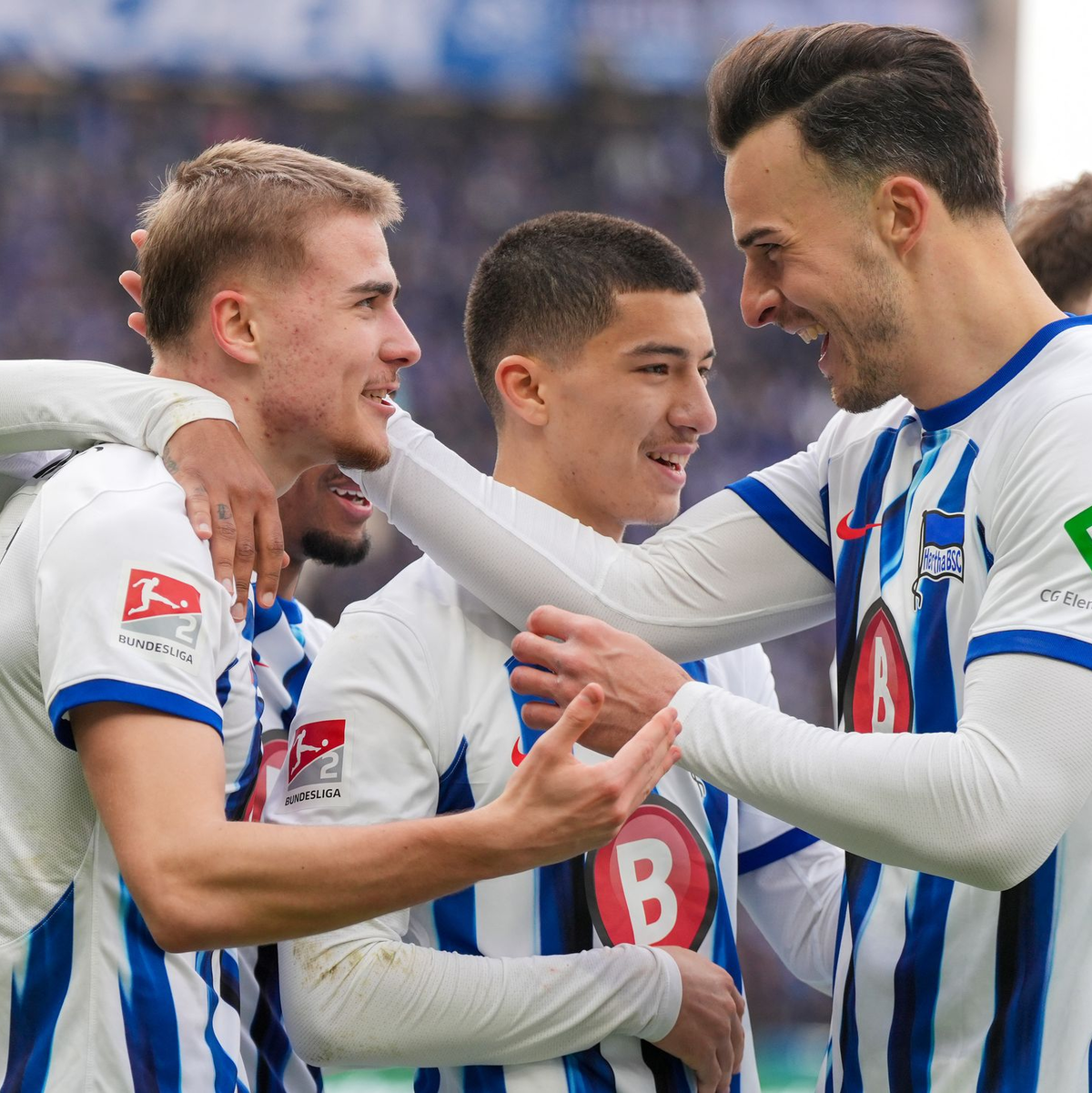 Marten Winkler (l) bejubelt seinen Treffer zum 4:2 mit Haris Tabakovic (r). - Foto: Soeren Stache/dpa