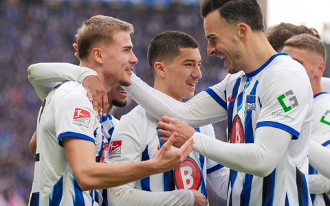 Marten Winkler (l) bejubelt seinen Treffer zum 4:2 mit Haris Tabakovic (r). - Foto: Soeren Stache/dpa