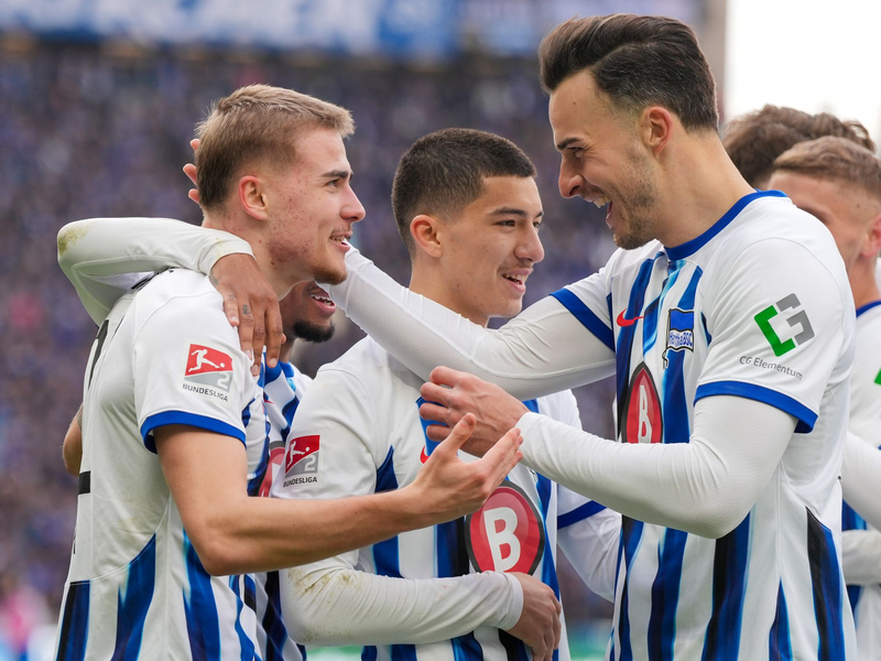 Marten Winkler (l) bejubelt seinen Treffer zum 4:2 mit Haris Tabakovic (r). - Foto: Soeren Stache/dpa