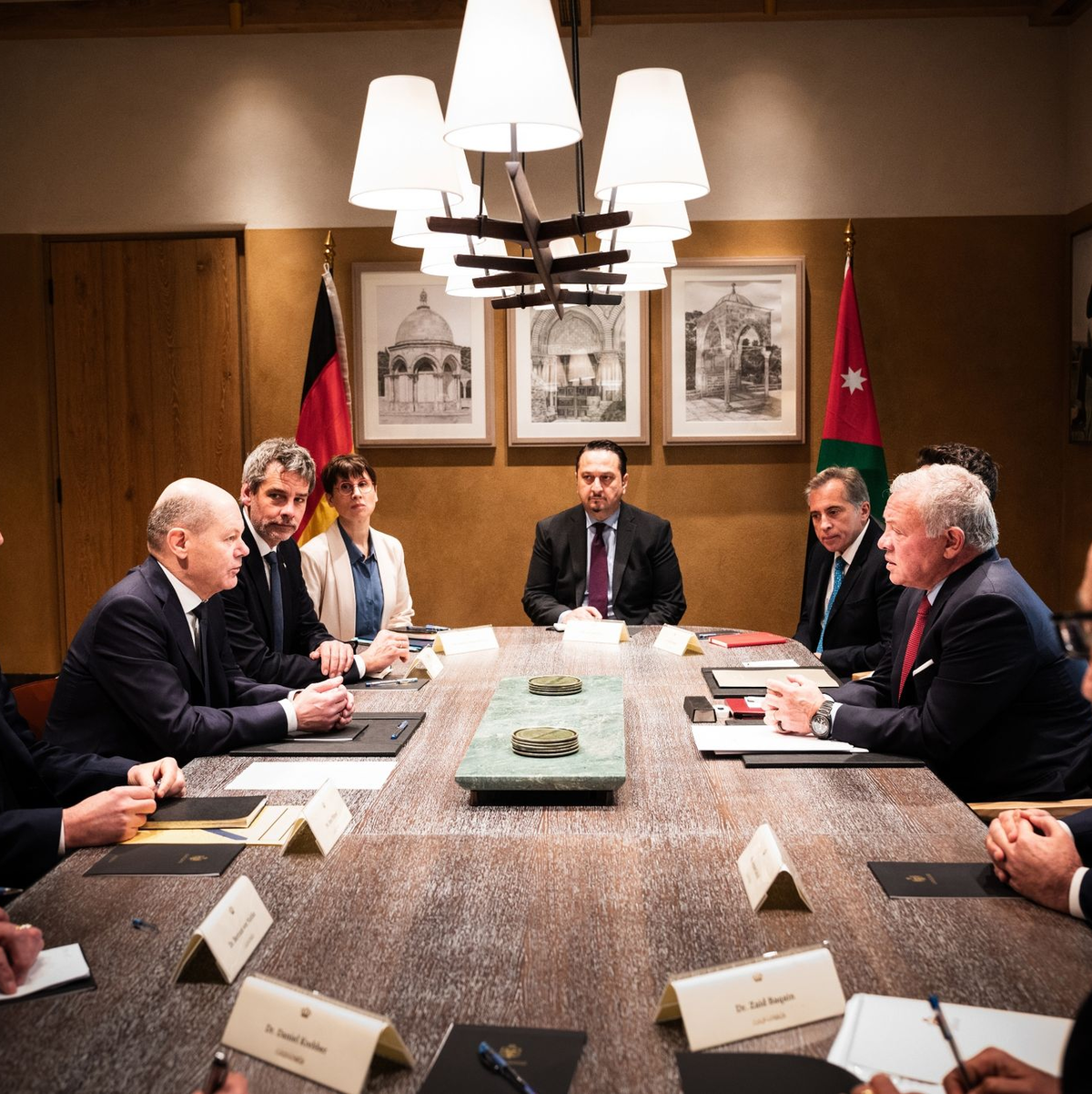 Der jordanische König König Abdullah II. (M.r.) empfängt Bundeskanzler Olaf Scholz in Akaba. - Foto: Sandra Steins/BPA/dpa