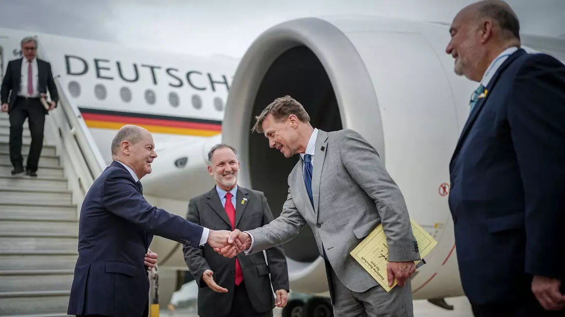 Kanzler Scholz wird auf dem Flughafen von Tel Aviv vom deutschen BOtschafter Steffen Seibert begrüßt. Rechts der israelische Botschafter in Deutschland, Ron Prosor. - Bild: Kay Nietfeld/dpa