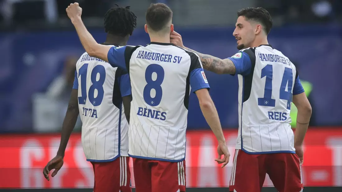 Mit dem Sieg gegen Wiesbaden hält der Hamburger SV Anschluss an die direkten Aufstiegsränge. - Bild: Christian Charisius/dpa