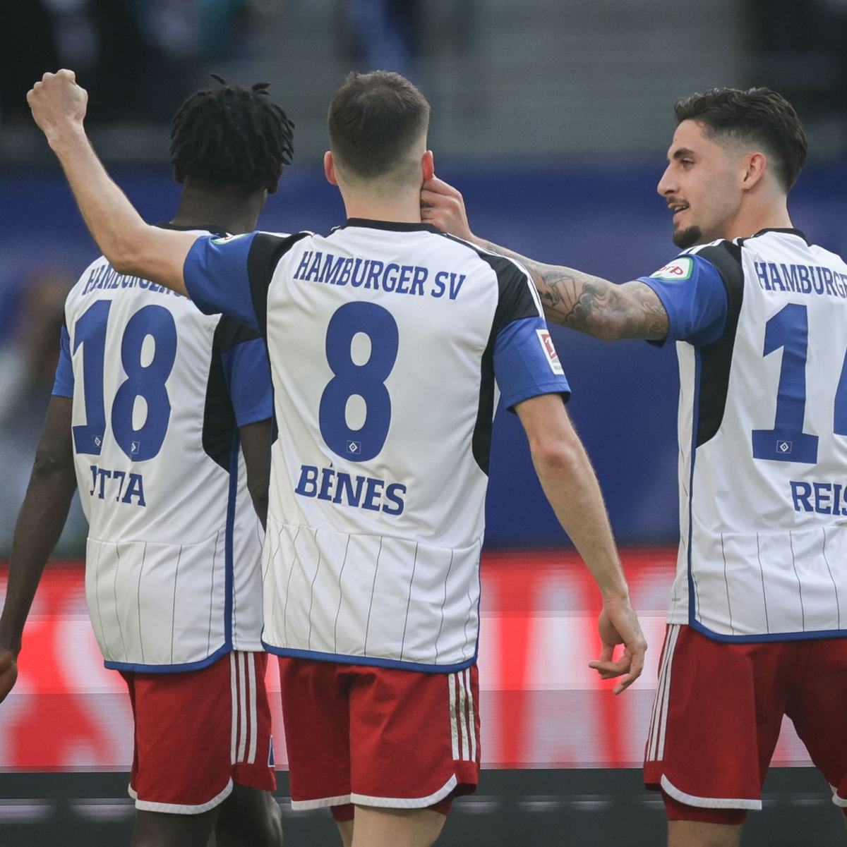 Mit dem Sieg gegen Wiesbaden hält der Hamburger SV Anschluss an die direkten Aufstiegsränge. - Foto: Christian Charisius/dpa