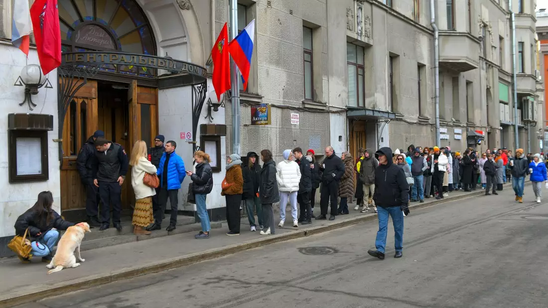 Wählerinnen und Wähler stehen um 12 Uhr mittags Ortszeit vor einem Wahllokal in Moskau an. Kremlgegner hatten zuvor zu der Aktion «Mittag gegen Putin» aufgerufen. - Bild: Uncredited/AP/dpa