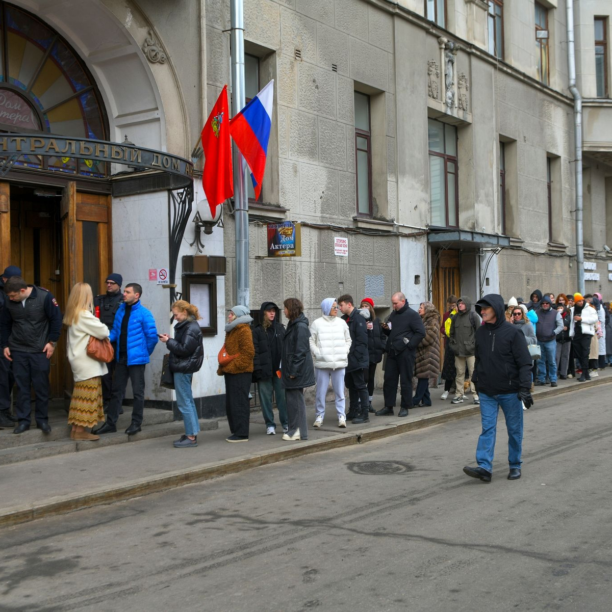 Wählerinnen und Wähler stehen um 12 Uhr mittags Ortszeit vor einem Wahllokal in Moskau an. Kremlgegner hatten zuvor zu der Aktion «Mittag gegen Putin» aufgerufen. - Foto: Uncredited/AP/dpa