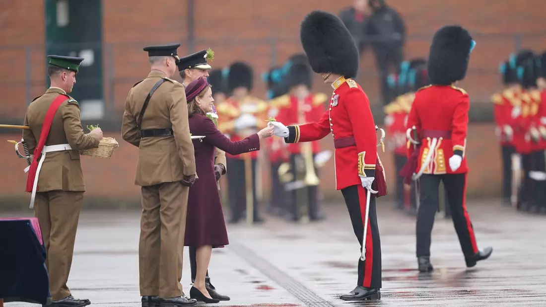 Lady Ghika vertritt Prinzessin Kate bei der Übergabe von Kleeblättern an die Offiziere beim St. Patrick's Day. - Bild: Yui Mok/PA Wire/dpa