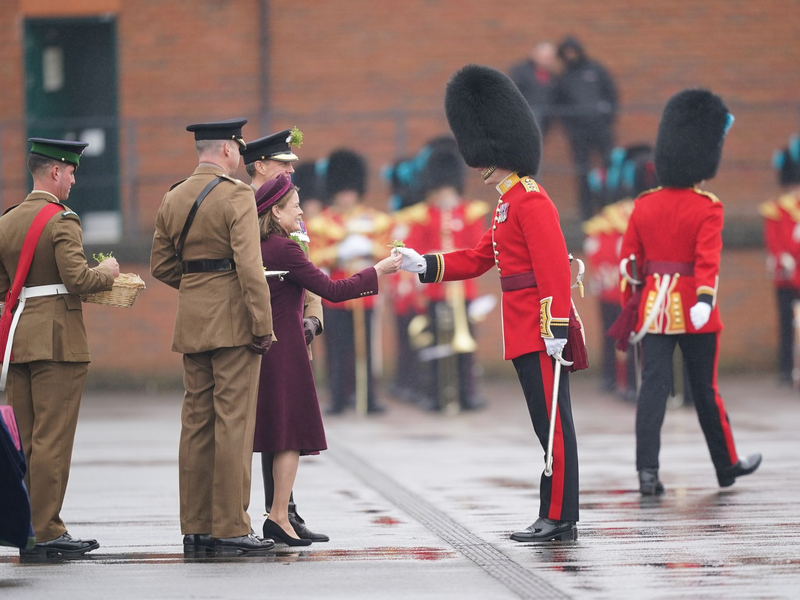 Lady Ghika vertritt Prinzessin Kate bei der Übergabe von Kleeblättern an die Offiziere beim St. Patrick's Day. - Foto: Yui Mok/PA Wire/dpa