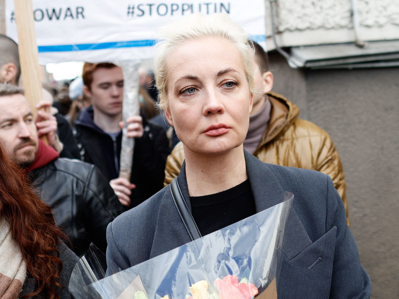 Julia Nawalnaja, die Witwe von Alexej Nawalny, steht in einer Warteschlange vor der russischen Botschaft, um ihre Stimme bei der Präsidentschaftswahl abzugeben. - Foto: Carsten Koall/dpa