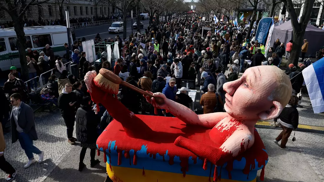 Putin-Gegner demonstrieren in Berlin. - Bild: Carsten Koall/dpa