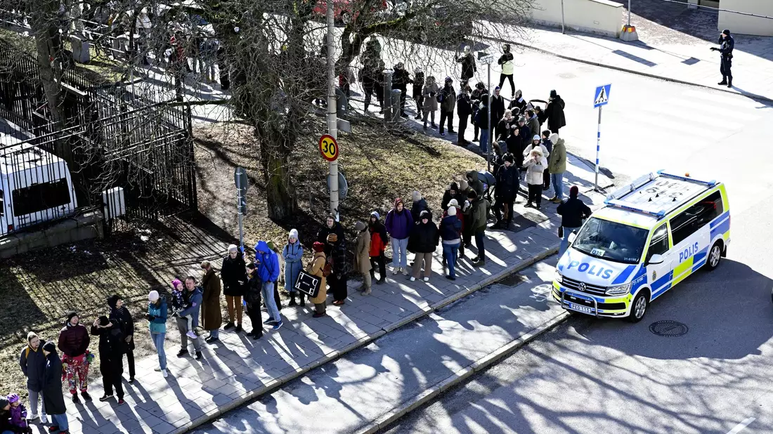 In vielen europäischen Städten wollen Wählerinnen und Wähler ihre Stimme abgeben, etwa in der russischen Botschaft in Stockholm. - Bild: Jessica Gow/TT News Agency/AP/dpa