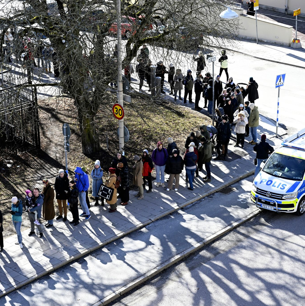 In vielen europäischen Städten wollen Wählerinnen und Wähler ihre Stimme abgeben, etwa in der russischen Botschaft in Stockholm. - Foto: Jessica Gow/TT News Agency/AP/dpa