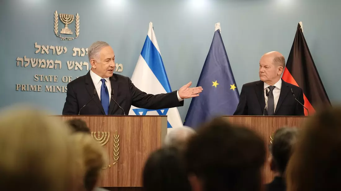 Ministerpräsident Benjamin Netanjahu (l) und Bundeskanzler Olaf Scholz geben in Jerusalem ein gemeinsames Pressestatement. - Bild: Kay Nietfeld/dpa