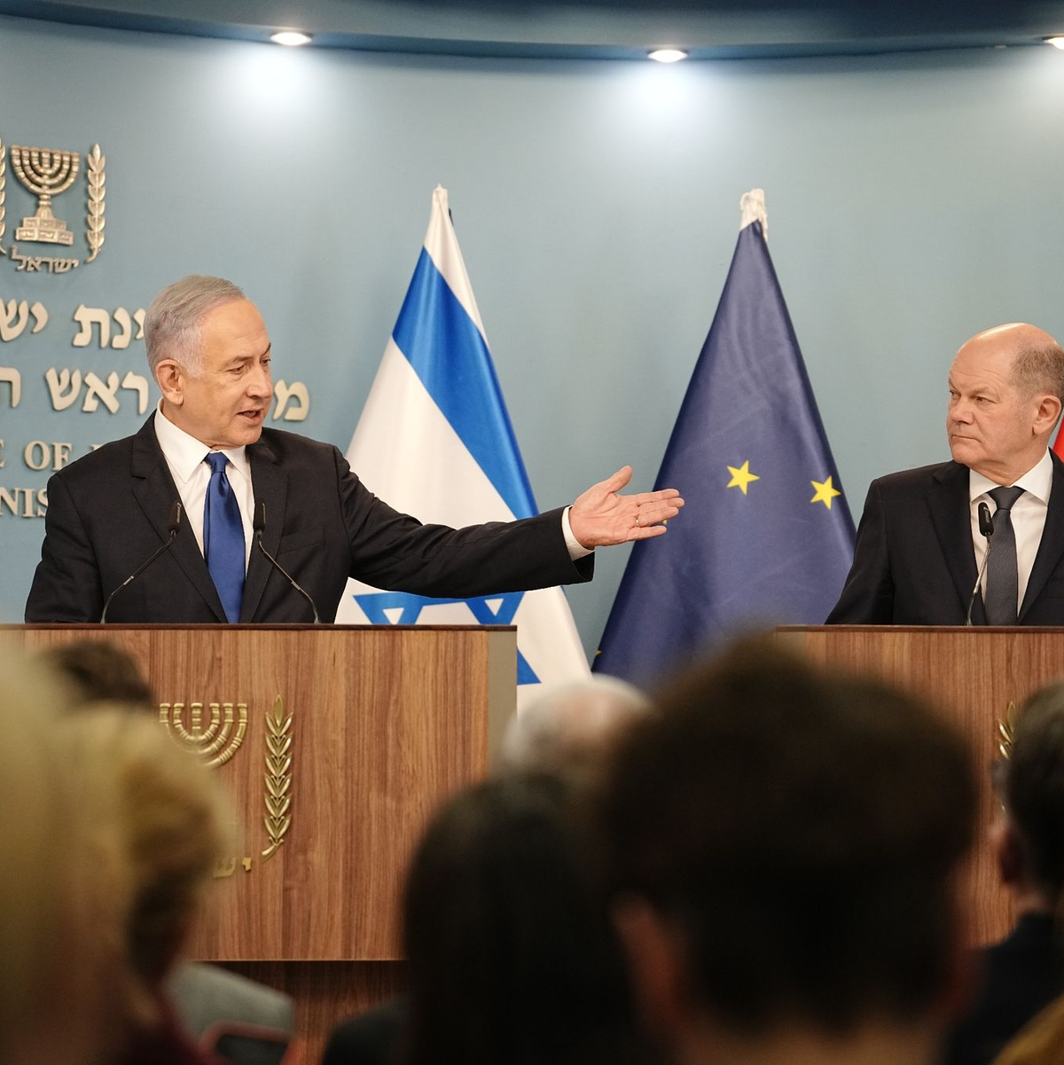 Ministerpräsident Benjamin Netanjahu (l) und Bundeskanzler Olaf Scholz geben in Jerusalem ein gemeinsames Pressestatement. - Foto: Kay Nietfeld/dpa