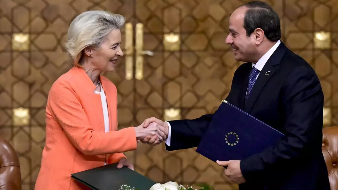 Handschlag in Kairo: EU-Kommissionspräsidentin Ursula von der Leyen und der ägyptische Präsident Abdel Fattah al-Sisi besiegeln eine neue «umfassende und strategische Partnerschaft». - Bild: Dirk Waem/Belga/dpa